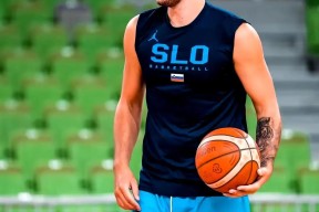 开云体育-东契奇回归赛场，爆冷首场状态亮眼，加拿大队观众沸腾！的简单介绍