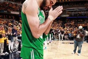 塔图姆重返赛场，险胜首场状态出色，IG观众沸腾！