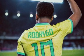 内马尔意外战胜皇家马德里，战术调整引爆全场！